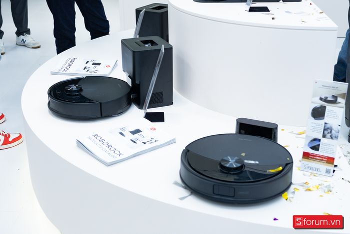 Một số mẫu robot hút bụi và lau nhà được trưng bày tại cửa hàng để khách hàng dễ dàng tham khảo