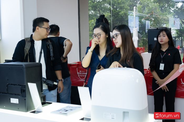 Tại đây, khách hàng có thể dễ dàng trải nghiệm các sản phẩm của Roborock