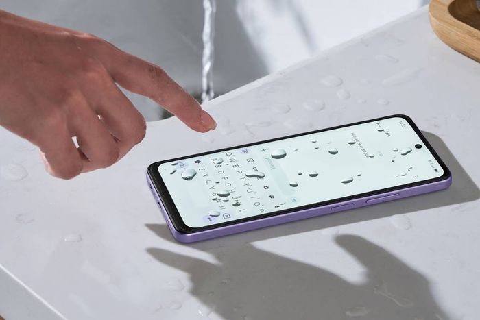 Các mẫu điện thoại giá rẻ của OPPO hỗ trợ sử dụng với tay ướt.