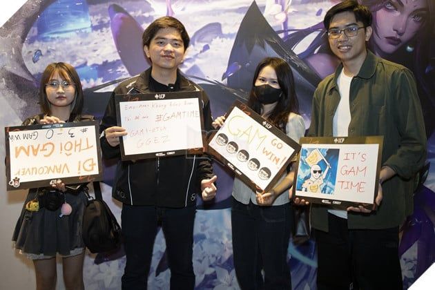 Optimus giao lưu và chụp ảnh cùng các fan hâm mộ