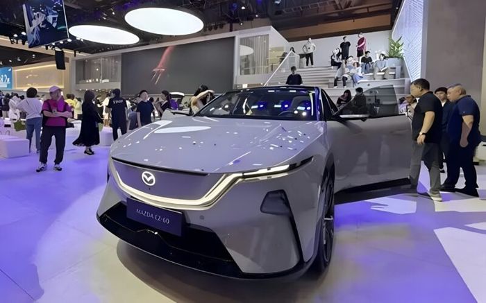 Mazda EZ60 3.jpg