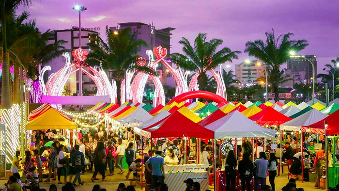 Da Nang Downtown, khu vui chơi giải trí sầm uất bên sông Hàn, luôn thu hút du khách với những hoạt động đầy thú vị và đa dạng.