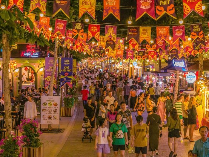Da Nang Downtown, khu tổ hợp vui chơi giải trí đỉnh cao bên sông Hàn 3, luôn thu hút đông đảo du khách.