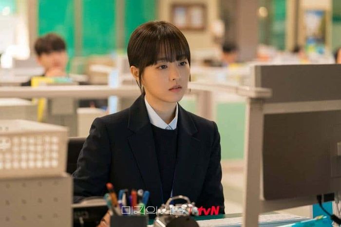 Từ nhỏ, Mi Rae luôn được xem là hình mẫu lý tưởng – cô bé ngoan, trò giỏi, ai cũng tin rằng cô sẽ có cuộc sống trọn vẹn và viên mãn.
