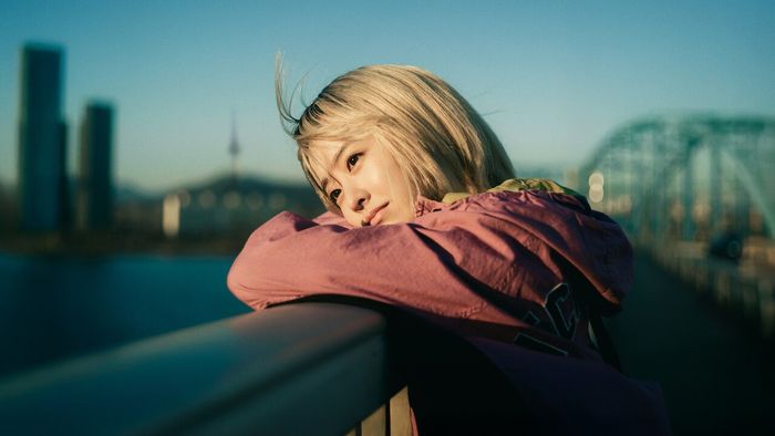 Mi Ji có vẻ ngoài rạng rỡ và từng tràn đầy năng lượng, nhưng nội tâm của cô lại bất ổn, phức tạp hơn nhiều so với những gì thể hiện.