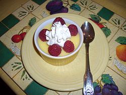 Món pudding thường được dùng làm tráng miệng và có thể trang trí thêm với các loại trái cây tươi cùng kem tươi béo ngậy