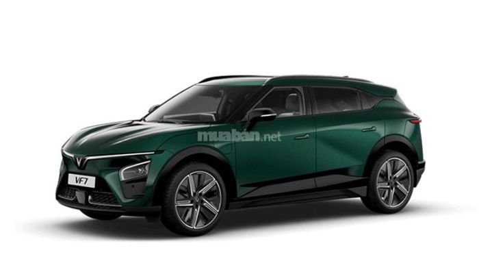 VinFast VF7 màu xanh lá nổi bật.