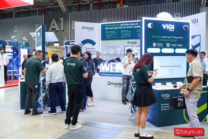 Khu vực triển lãm của TP-Link tại ICTComm 2025