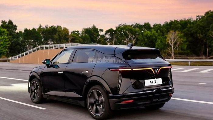 VinFast VF7 màu đen sang trọng