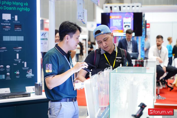 Khách tham quan trải nghiệm các sản phẩm trong hệ sinh thái TP-Link