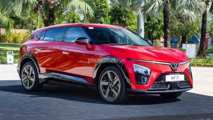 VinFast VF7 màu đỏ đầy ấn tượng.