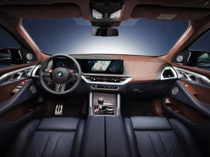 2026-BMW-XM 4.PNG