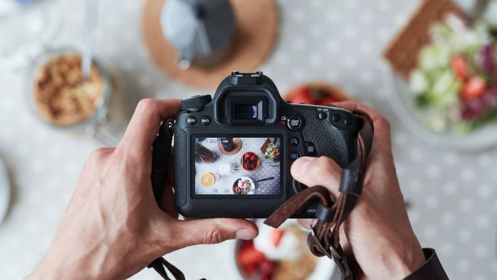 Một tác dụng khác của đèn flash máy ảnh là giảm bóng tối không mong muốn, giúp bức ảnh sáng và rõ nét hơn.