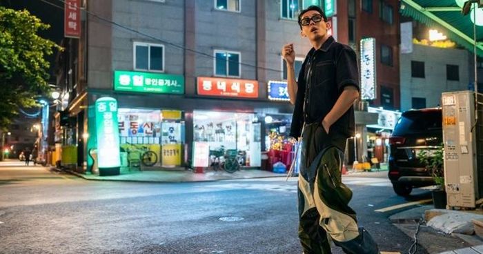 Yoo Ah In thể hiện vai diễn đầy ấn tượng trong Hi Five.