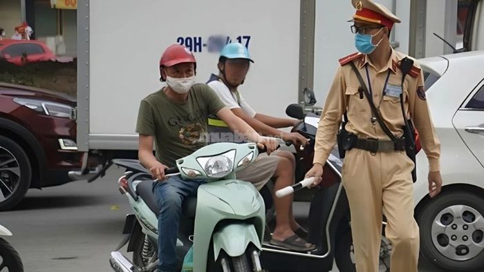 Mức phạt lỗi không lắp gương chiếu hậu xe máy từ 400.000 - 600.000 đồng