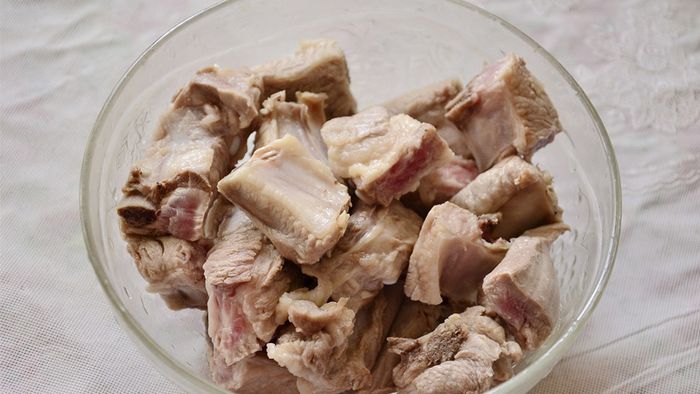 huong-dan-lam-suon-xao-chua-ngot-3