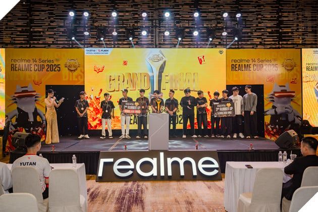 Hai đội tuyển Annie BT (bên trái) và AOD Esports