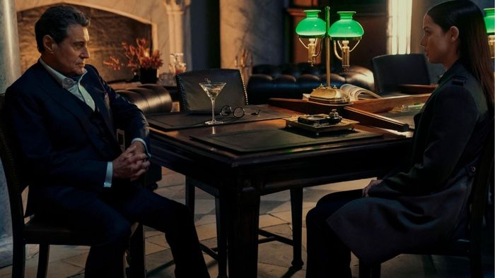 Ian McShane và Ana de Armas trong Ballerina