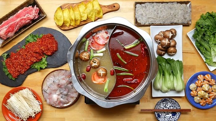 Trải nghiệm món lẩu Tứ Xuyên đặc sản khi du lịch đến Cửu Trại Câu là điều không thể bỏ qua.