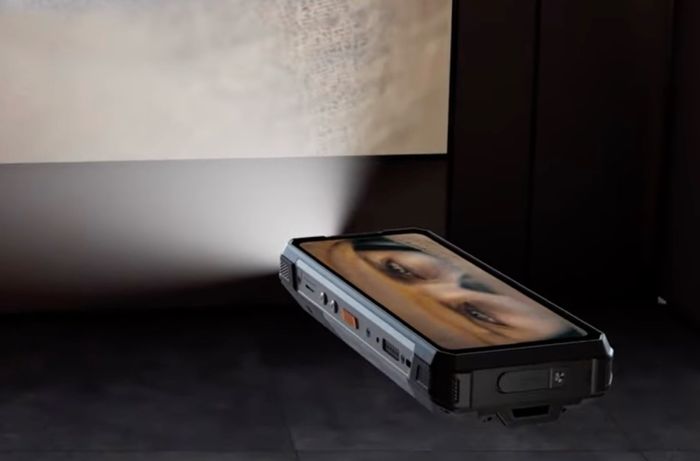 Smartphone sở hữu pin dung lượng lớn kèm máy chiếu tiện lợi