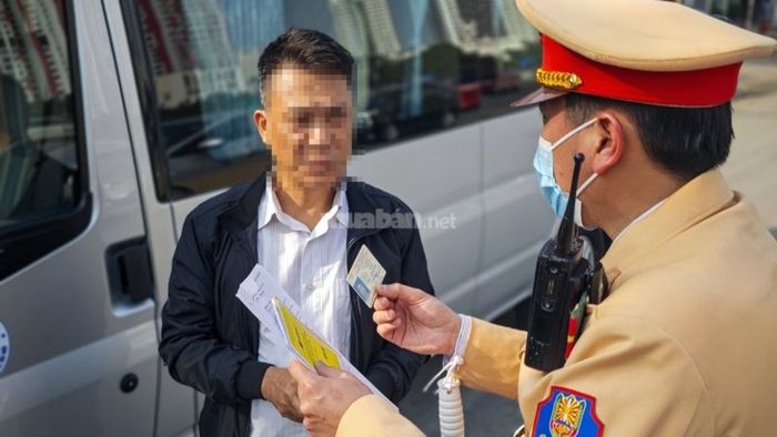 Trong trường hợp ô tô đè vạch và gây ra tai nạn, tài xế sẽ bị trừ 10 điểm trên giấy phép lái xe.