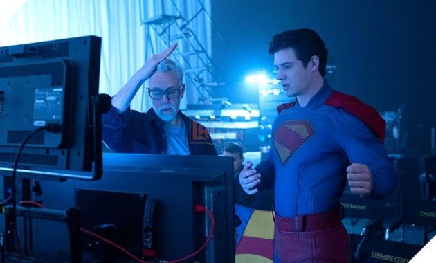 Khoảnh khắc đạo diễn James Gunn làm việc trên trường quay phim Superman