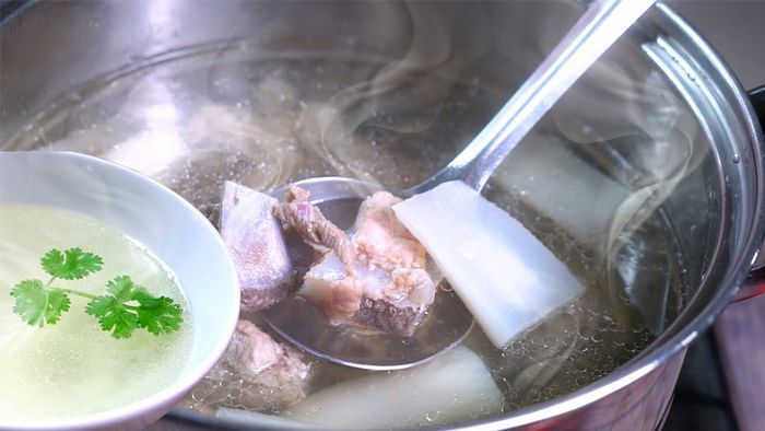huong-dan-nau-nuoc-dung-chao-suon