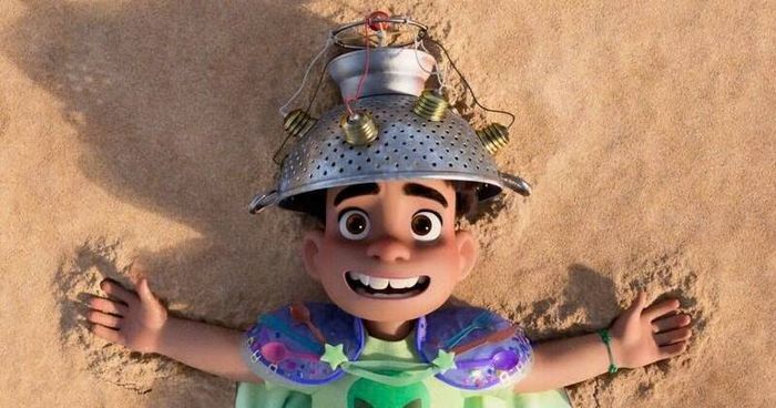 Elio - cậu bé mất cha mẹ từ nhỏ, sống thu mình trong thế giới riêng cùng người dì