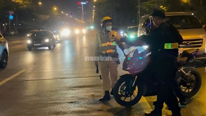 Mức phạt cho hành vi không bật đèn khi điều khiển xe máy là gì?