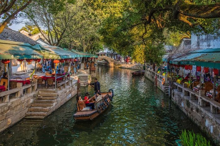 Du ngoạn bằng thuyền nan để chiêm ngưỡng cảnh sắc là hoạt động không thể bỏ qua khi đến Tô Châu
