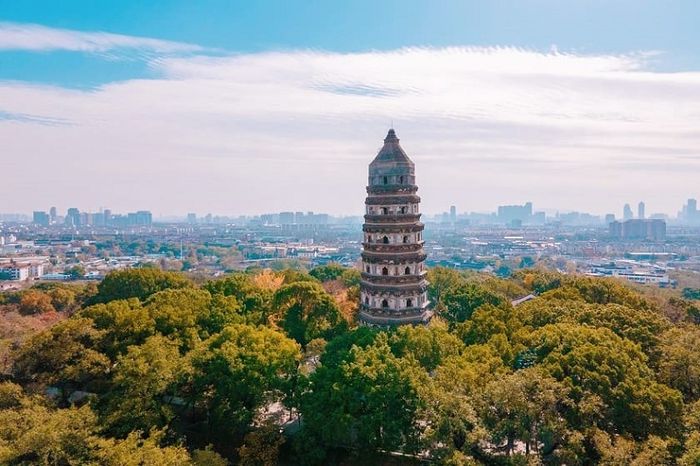 Thăm quan ngôi chùa cổ trên Đồi Hổ