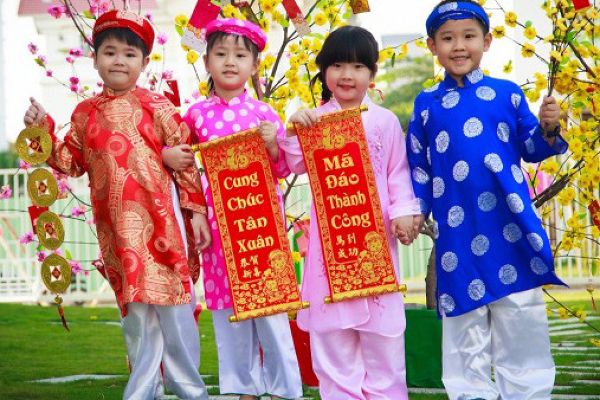 Hình ảnh minh họa: Bé xúng xính áo dài chúc Tết (Nguồn: Internet)