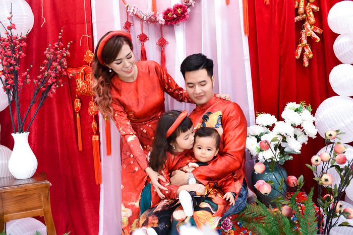 Hình ảnh minh họa: Bé xúng xính áo dài chúc Tết (Nguồn: Internet)