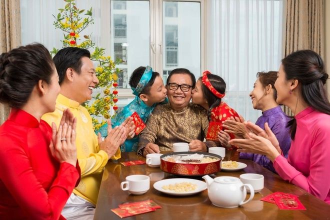 Hình ảnh minh họa: Ông bà và cháu nhỏ đón Tết (Nguồn: Internet)