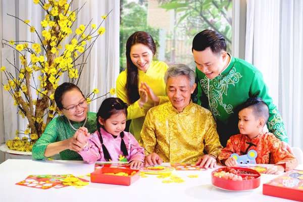Hình ảnh minh họa: Ông bà và cháu nhỏ trong ngày Tết (Nguồn: Internet)