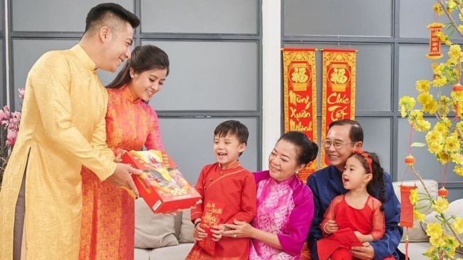 Hình ảnh minh họa: Cháu bé quỳ lạy chúc Tết ông bà (Nguồn: Internet)