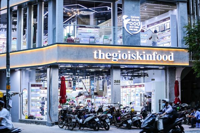 Khu vực trưng bày sản phẩm chăm sóc da tại Thế giới Skinfood