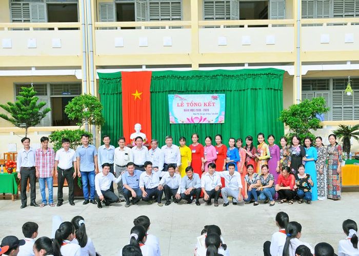 Không gian xanh mát cùng cơ sở vật chất khang trang tại Trường THCS Nhuận Phú Tân