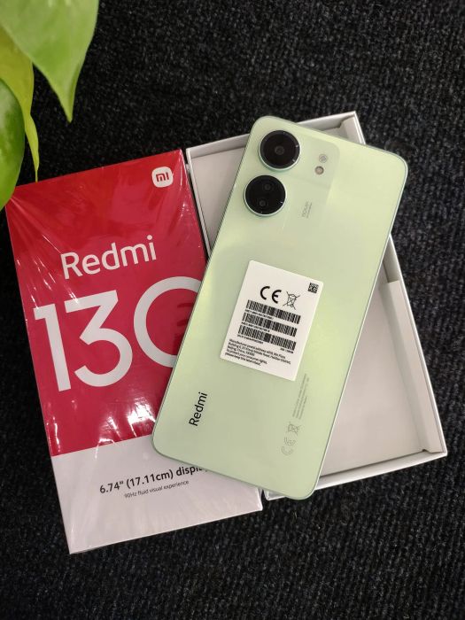 Không gian trưng bày sản phẩm tại Việt Long Mobile