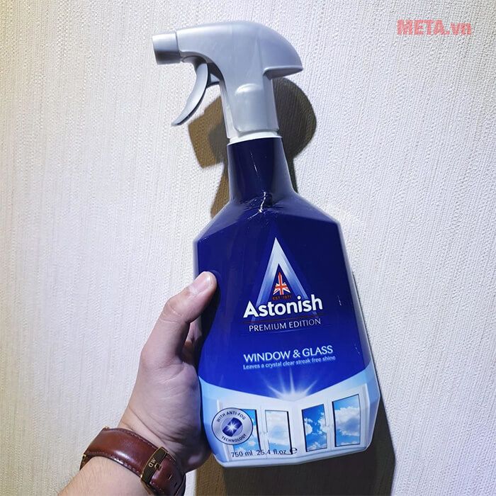 Hình ảnh thực tế nước lau kính Astonish đang hoạt động