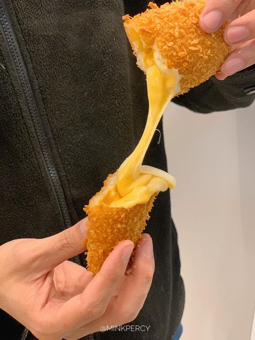 Những chiếc hotdog vàng ươm đầy sáng tạo tại Youone