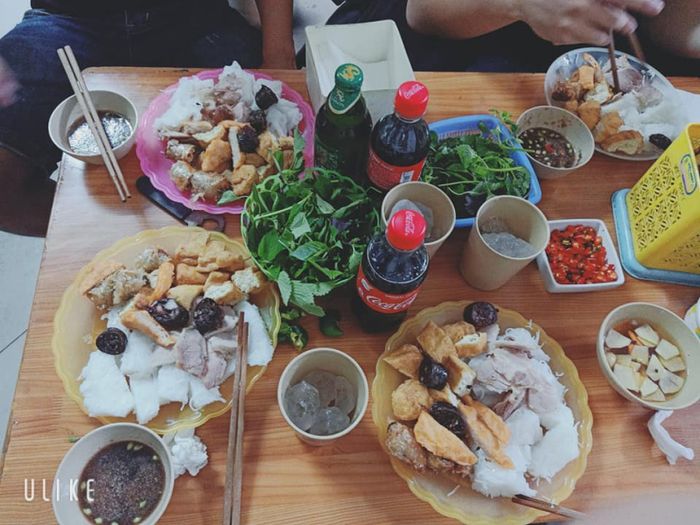 Mẹt bún đậu đầy màu sắc và hấp dẫn tại quán