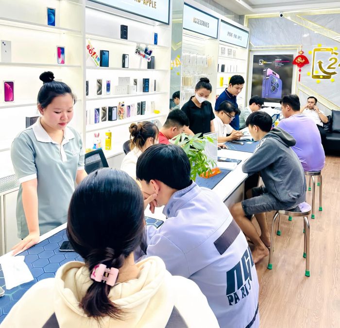 Không gian trưng bày hiện đại tại 24h Mobile
