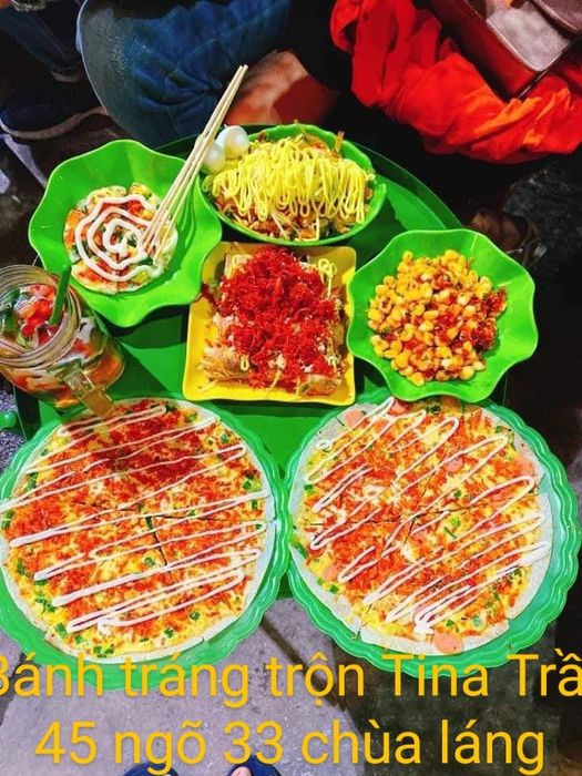 Hình ảnh bánh tráng trộn đầy màu sắc tại Tina Trần