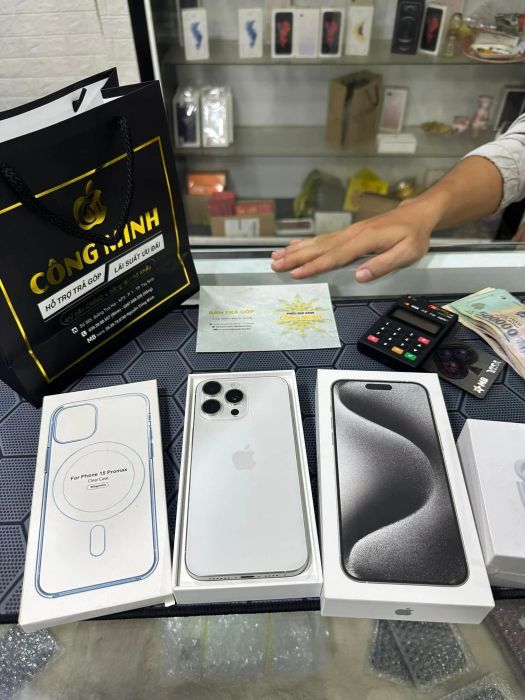 Hình ảnh tư vấn khách hàng tại Công Minh Mobile