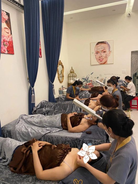 Khám phá không gian sang trọng và hiện đại tại Ella Beauty Spa qua những hình ảnh đẹp mắt - nơi mỗi góc nhỏ đều được chăm chút tỉ mỉ cho trải nghiệm thư giãn trọn vẹn.