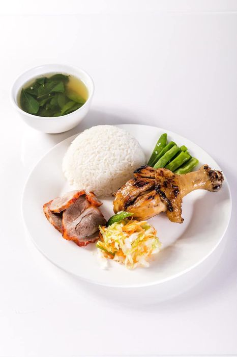 Hình ảnh cơm gà vàng ruộm hấp dẫn