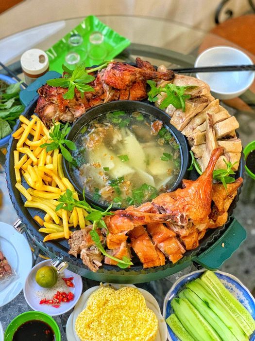 Không gian ẩm thực Nhà Hàng Vịt Đại Xuyên
