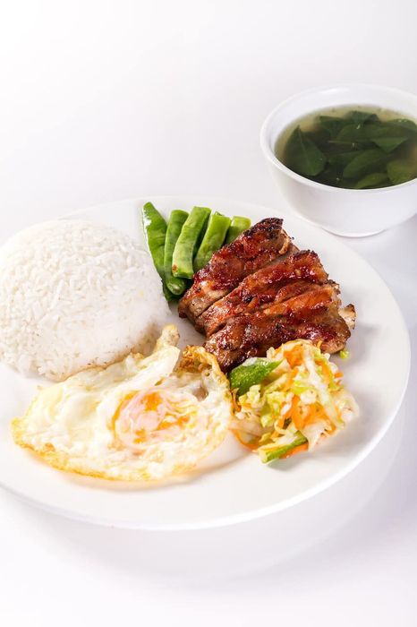 Hình ảnh cơm sườn vàng ươm hấp dẫn