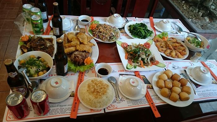 Không gian ấm cúng tại Phở 10 Lý Quốc Sư Nam Định